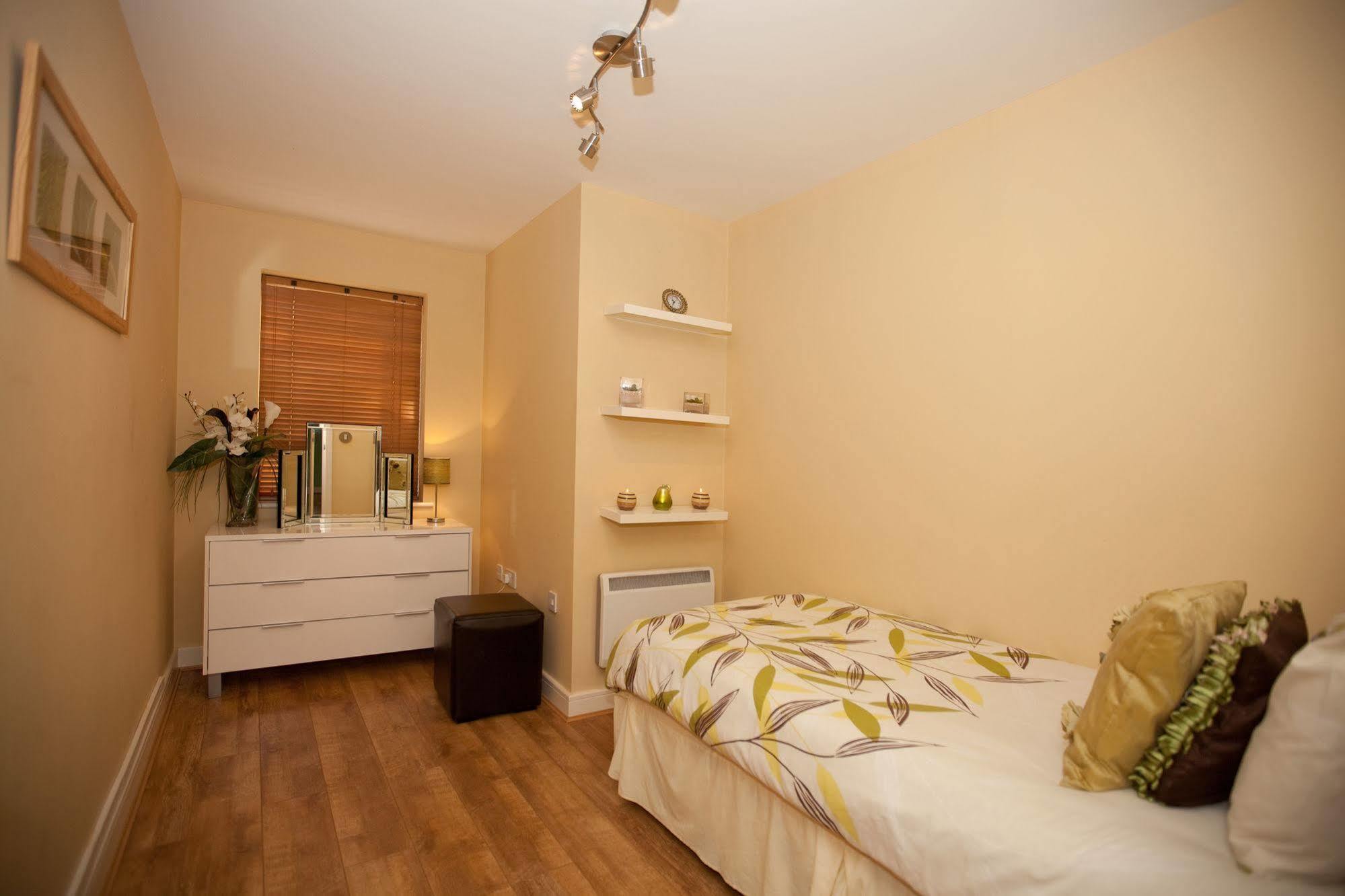 Riverbank View Three Bedroom Apartment With Free Parking York Ngoại thất bức ảnh